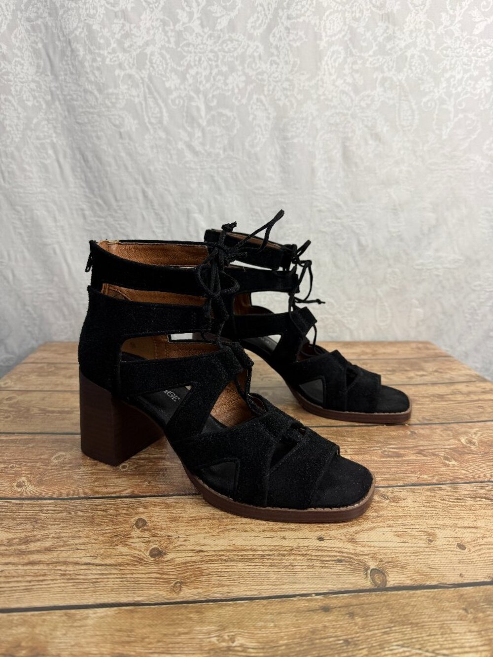 Crown Vintage Women’s 9.5 Black Suede Lace Up Block Heel Sandals Strappy Boho